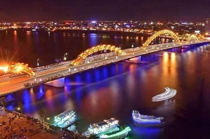 xem cầu Rồng phun lửa trên du thuyền sông Hàn