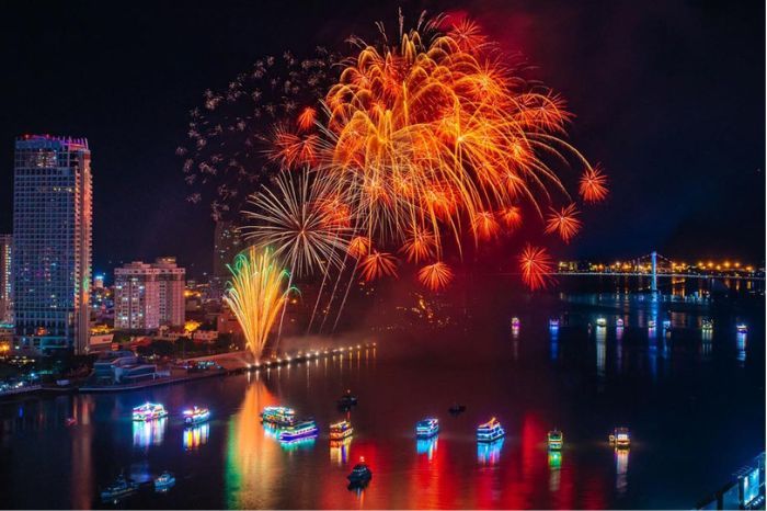 Du thuyền xem bắn pháo hoa Đà Nẵng